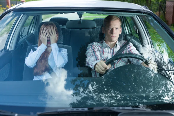 Mad couple in a car — Stock Photo, Image