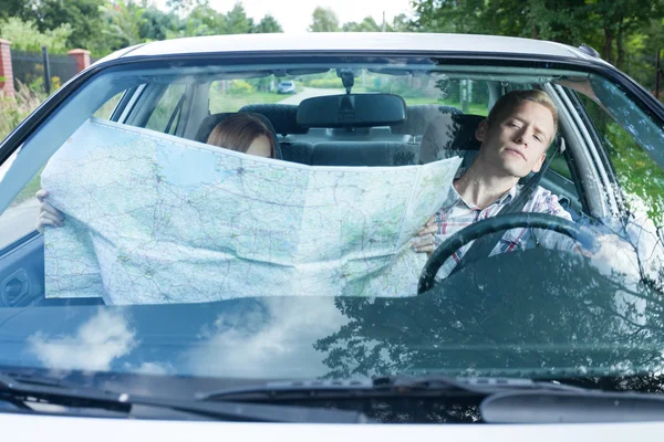 車の中で地図を持つ女性 — ストック写真