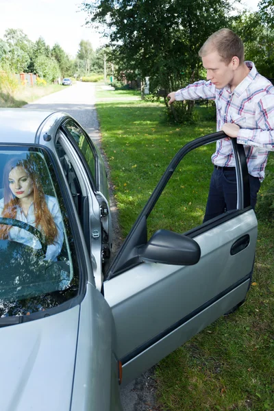 Woman cannot driving car — Stock Photo, Image