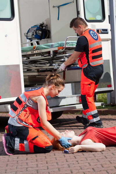 Paramedic giving first aid 