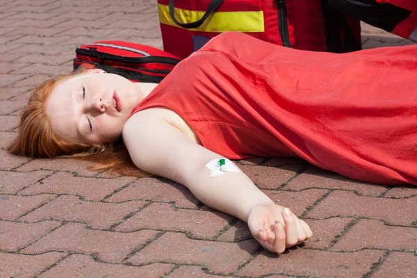 Menina inconsciente com cânula intravenosa — Fotografia de Stock