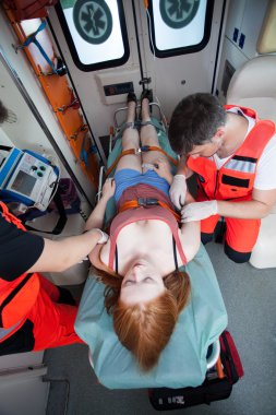 Ambulans tıbbi cihazlar kullanılıyor