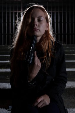 Silahlı bir kadın.