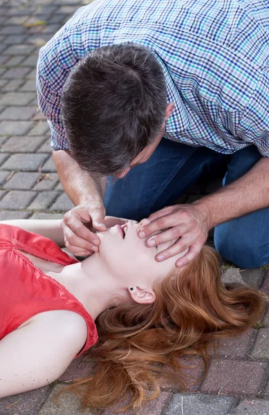 Mann macht künstliche Beatmung — Stockfoto