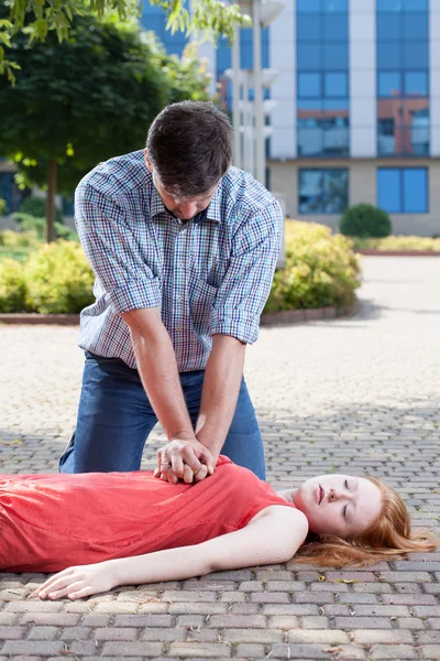 Uomo che fa massaggio cardiaco — Foto Stock