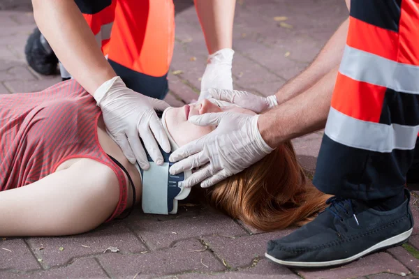 Rescuers usando colar cervical — Fotografia de Stock