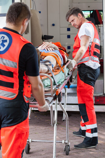 Скорая отвезла девочку без сознания в больницу.
