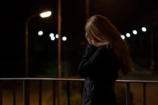 Sentindo depressão em uma ponte — Fotografia de Stock