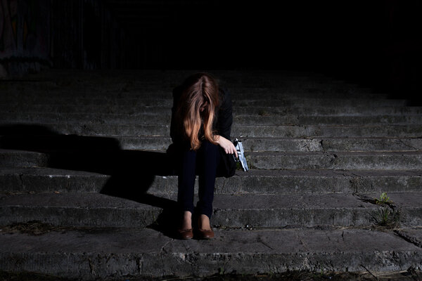 Женщина с пистолетом в темноте
