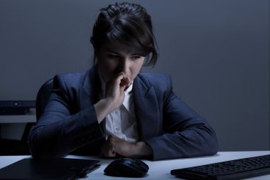 depresyon iş başında olan kadın