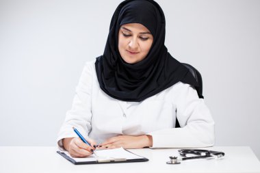 Arap kadın doktor belirterek