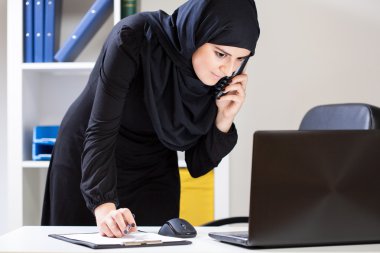 dizüstü bilgisayar kullanan Arap ofis çalışanı