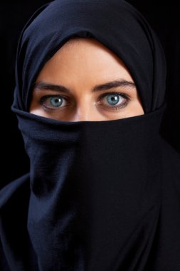 kadının peçe dikey görünüm