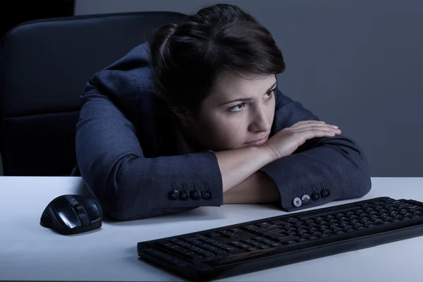 Frau ist langweilig im Büro — Stockfoto