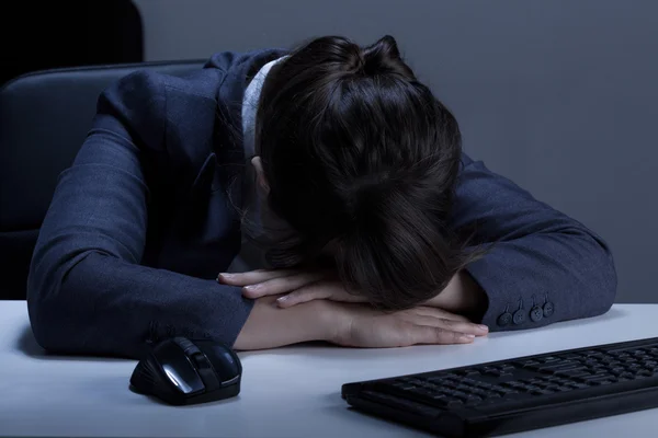 Frau schläft im Büro — Stockfoto