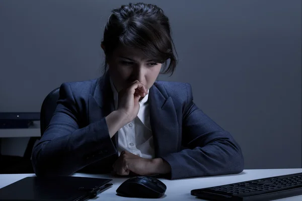 Vrouw met depressie op het werk — Stockfoto