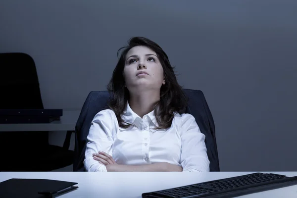 Задумчивая деловая женщина в офисе — стоковое фото