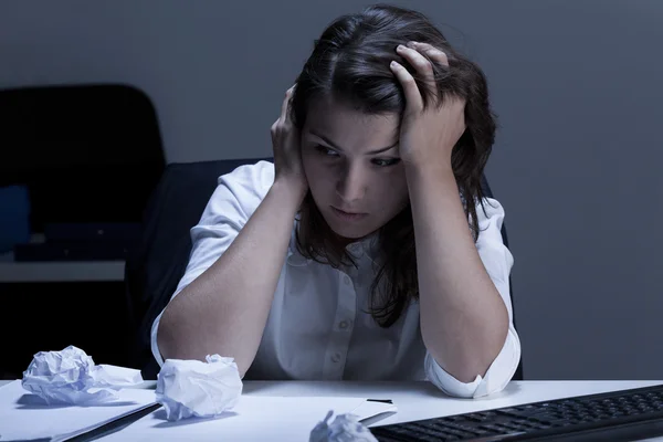 Traurigkeit bei Überstunden im Büro — Stockfoto