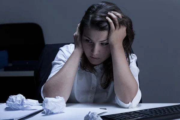 Tristesse pendant les heures supplémentaires au bureau — Photo