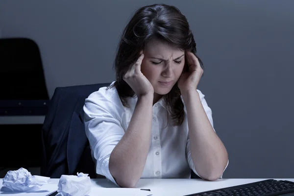 Migräne bei der Arbeit im Büro — Stockfoto