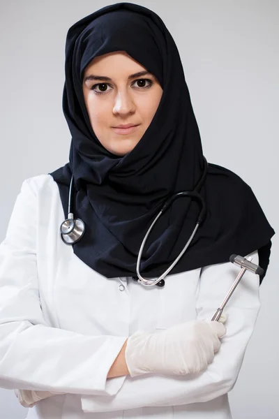 Médecin musulmane portant un foulard — Photo