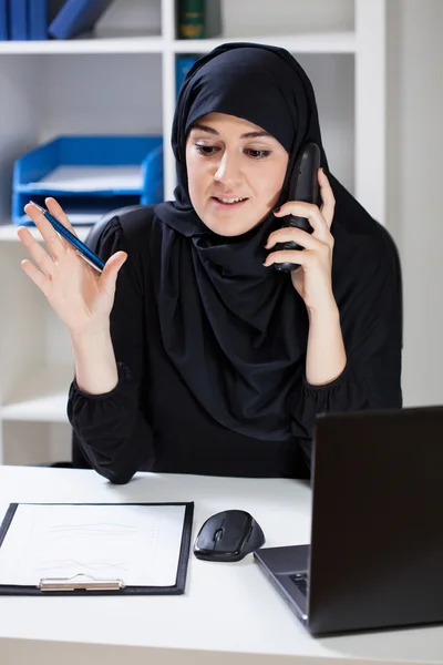 Arabische zakenvrouw praten over de telefoon — Stockfoto