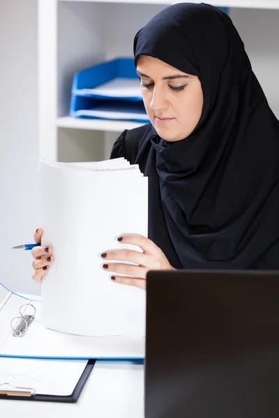 Moslim vrouwelijke beambte doen papierwerk — Stockfoto