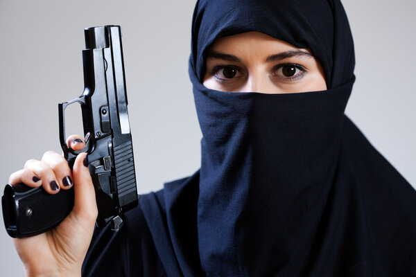Мусульманская террористка с пистолетом
