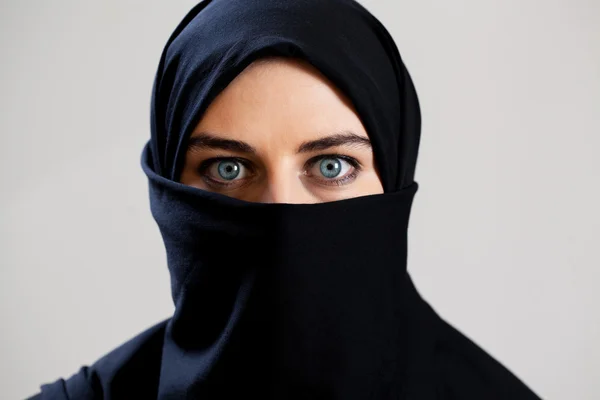 Vista orizzontale della donna araba — Foto Stock