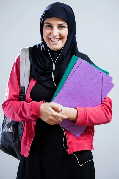 Arabiska kvinnlig student gå i skolan — Stockfoto