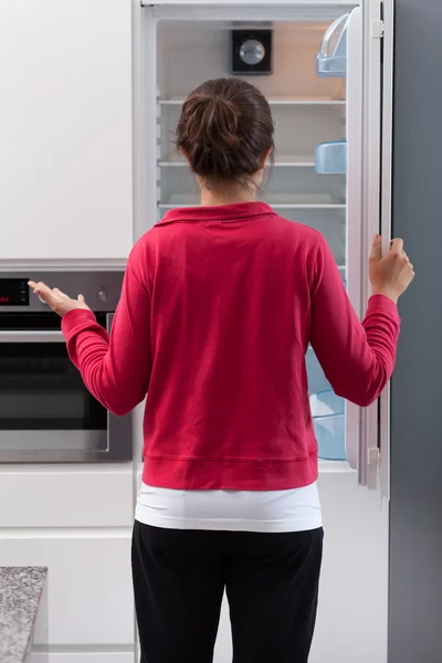 Kız boş buzdolabı açılış — Stok fotoğraf
