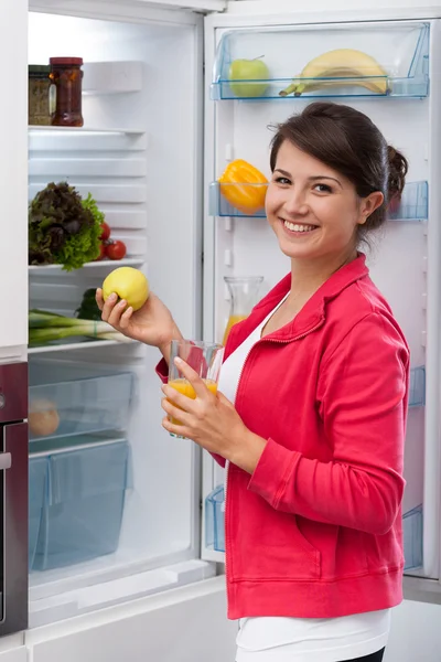 Chica eligiendo comida saludable — Foto de Stock