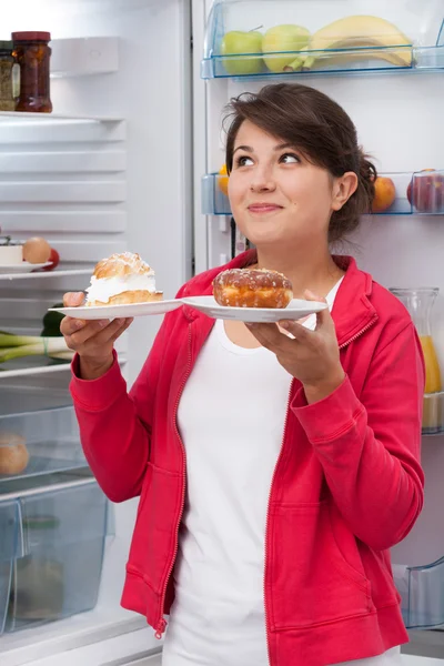 Menina segurando pratos com bolos — Fotografia de Stock