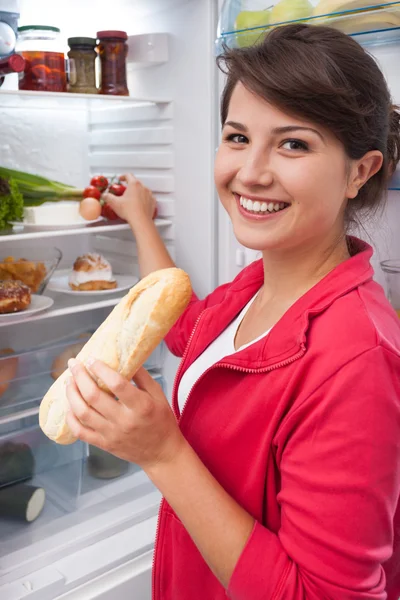 Chica joven sosteniendo baguette — Foto de Stock