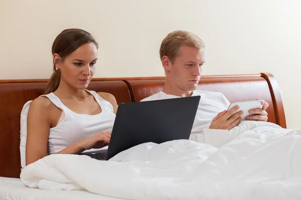 Internet addiction in bed — Stock Photo, Image