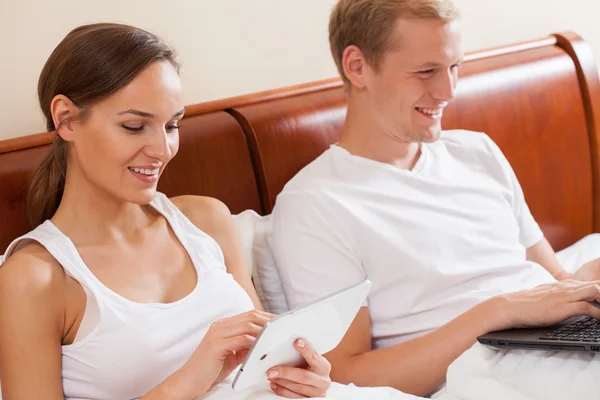 Happy couple addicted to internet — Stock Photo, Image