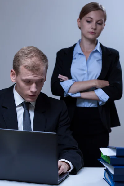 Empleado mirando a su jefe — Foto de Stock