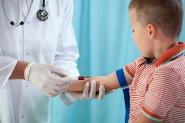 kan örneği alarak çocuk doktoru