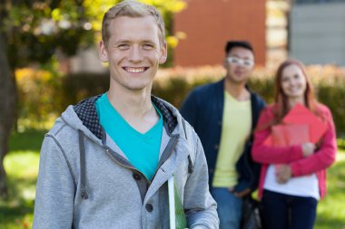 öğrencilerin okul önünde gülen