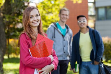 farklı öğrencilerin gülen