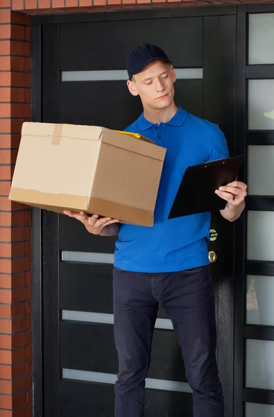 Delivery guy waiting for client — Stock Photo, Image