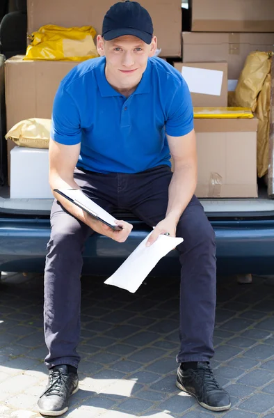 Leverans kille sitter på hans van — Stockfoto