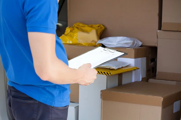 Checking van full of parcels — Stock Photo, Image