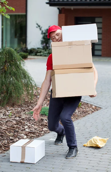 Zusteller holt Pakete ab — Stockfoto