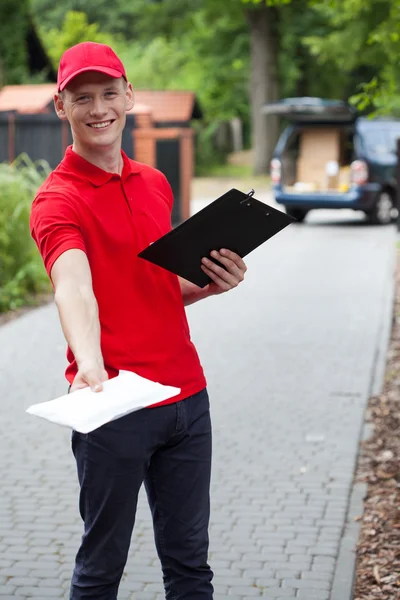 Delivery guy giving a packet — Stock Photo, Image