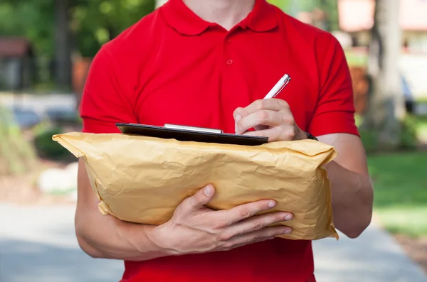 Zusteller erledigt seinen Papierkram — Stockfoto