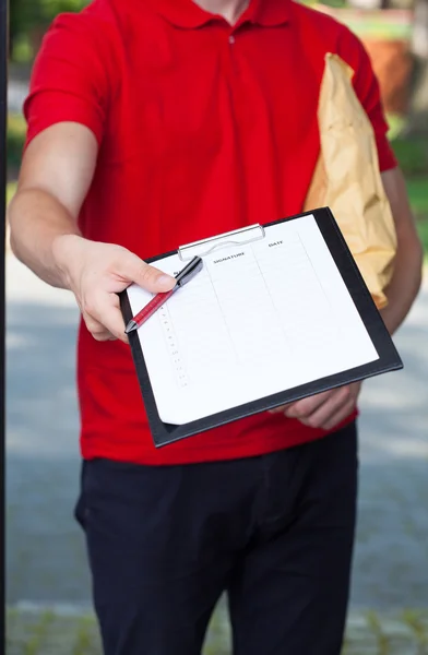 Levering man vragen voor ondertekening — Stockfoto