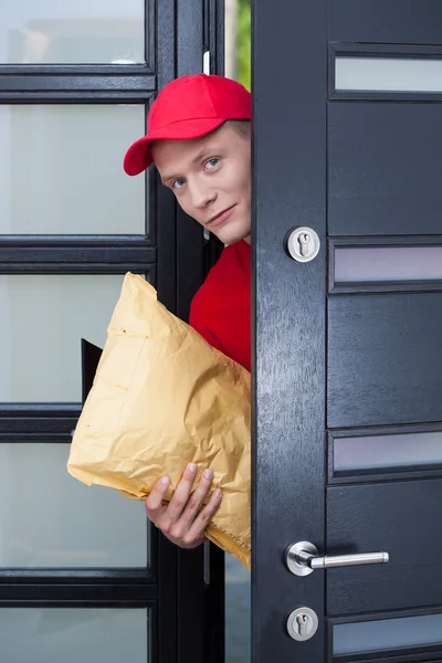 Leverans mannen vid hemförsäljning — Stockfoto