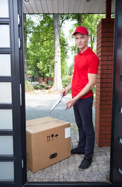 Leverans mannen med en stor låda — Stockfoto