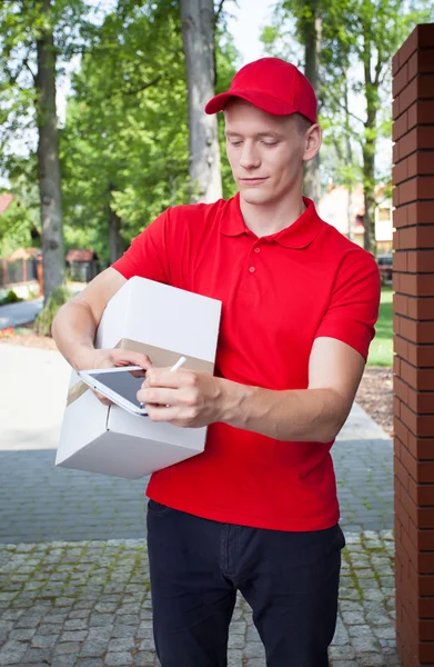 Entrega homem com um tablet — Fotografia de Stock